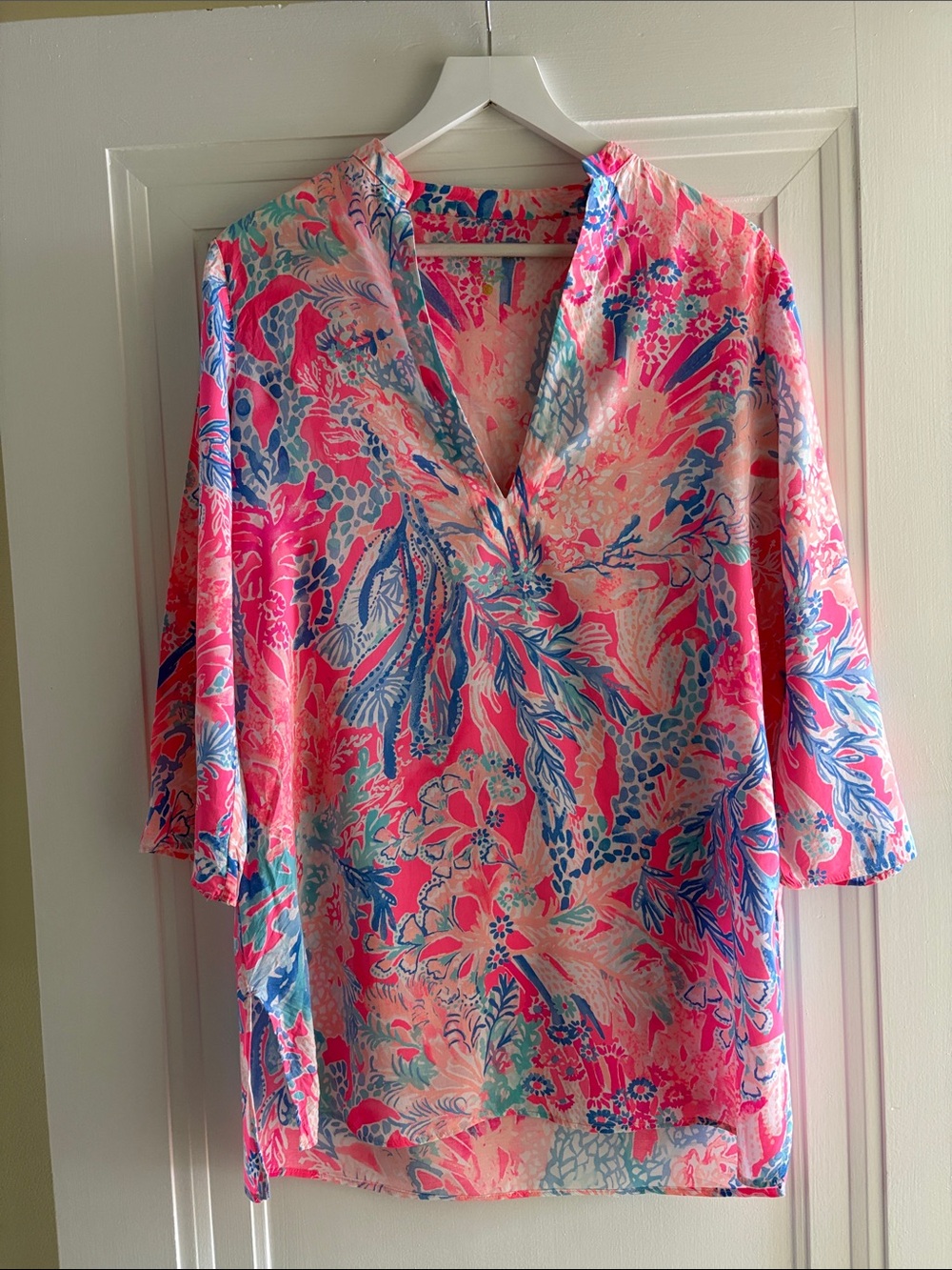 Lilly Pulitzer XS Tunic Top Pink Blue Coral Floral V-Neck Rayon EUC